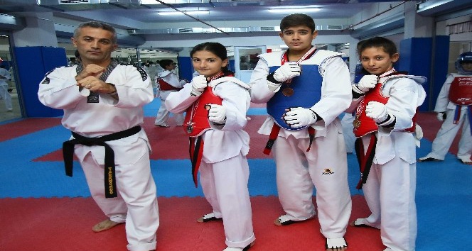 Taekwondo’da Bayraklı’nın gururu oldular