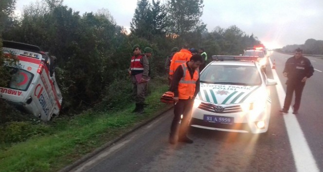TEM otoyolunda ambulans takla attı: 2 yaralı