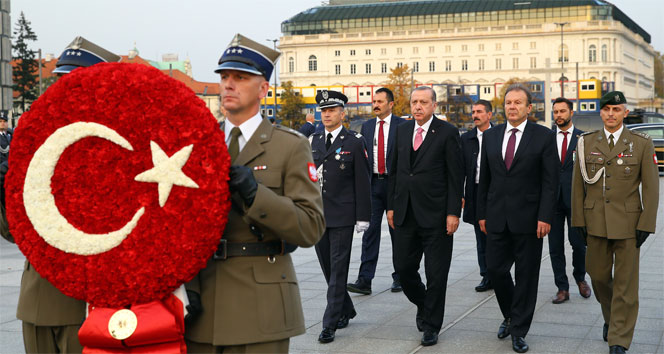 Cumhurbaşkanı Erdoğan, Varşova&#039;da Meçhul Asker Anıtı&#039;nı ziyaret etti