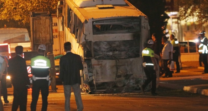 Mersin’de bombalı saldırının düzenlendiği polis servis aracı olay yerinden kaldırıldı