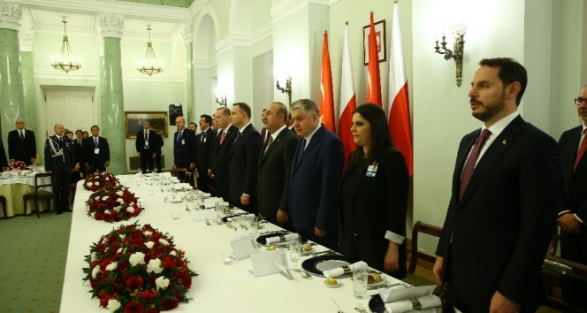 Cumhurbaşkanı Erdoğan Varşova&#039;da onuruna verilen yemeğe katıldı