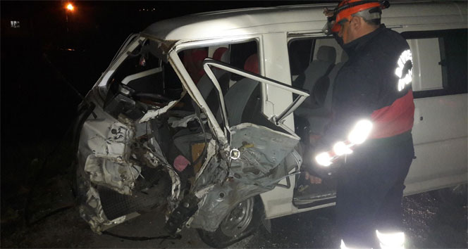 Zonguldak’ta iki araç kafa kafaya çarpıştı: 2 yaralı