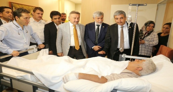 AK Partili milletvekilleri bombalı saldırıda yaralananları hastanede ziyaret etti