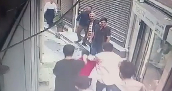 Beyoğlu&#039;nda esnaftan gaspçıya meydan dayağı kamerada
