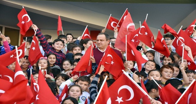 Minik öğrencilerden Başkan Aksu’ya sevgi seli