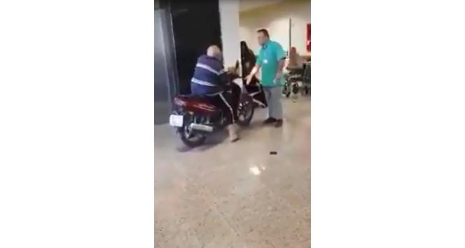 Hastaneye motosikletiyle girdi, belediyelere mizah konusu oldu