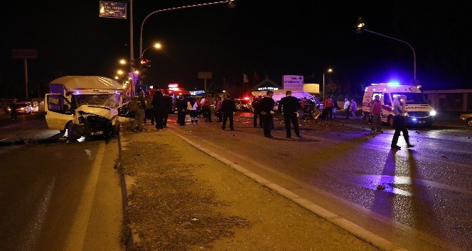 Hız sınırını aşan kamyonetler kaza yaptı: 1 ölü 5 yaralı