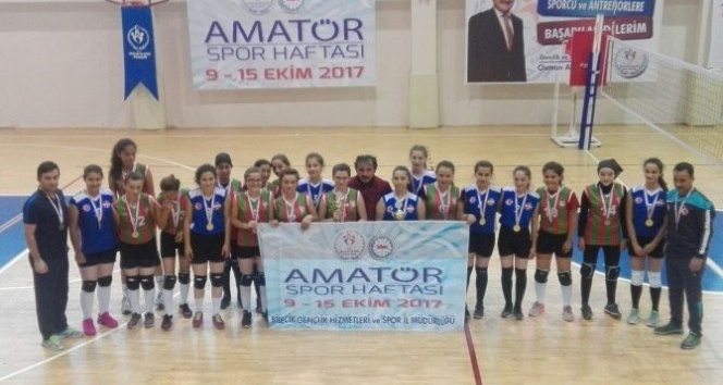 1308 Osmaneli Belediye Spor Kız Voleybol Takımı ikincilik kupasıyla döndü