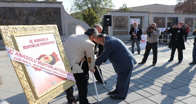 Muhtarlar Atatürk Anıtı’na çelenk bıraktı