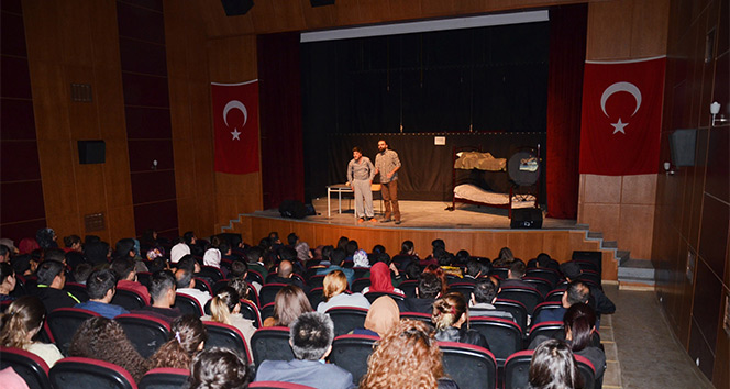 Yılmaz Erdoğan&#039;ın yazdığı tiyatro oyunu Yüksekova&#039;da sahnelendi