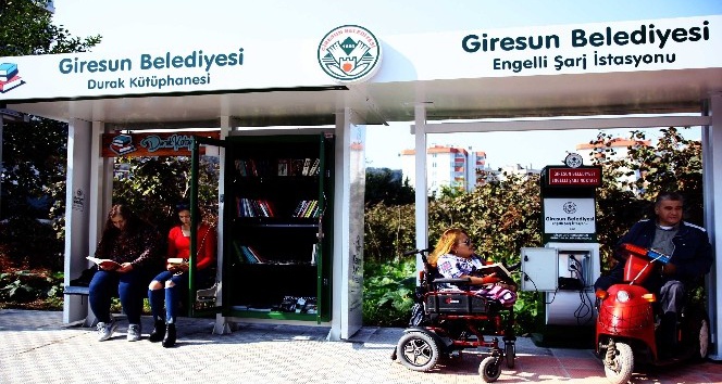 Türkiye’de ilk defa ‘Durak kütüphane ve engelli şarj istasyonu’ Giresun’da açıldı