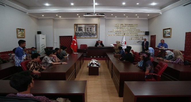 Başkan Kesimoğlu Endonezya’li öğrencileri makamında ağırladı