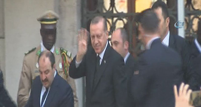 Erdoğan, cuma namazını Bezm-i Alem Valide Sultan Camii&#039;nde kıldı
