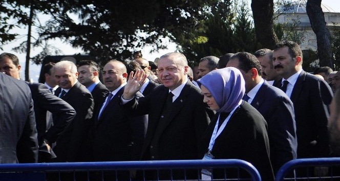Cumhurbaşkanı Erdoğan, cuma namazını Bezm-i Alem Valide Sultan Camii’nde kıldı