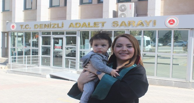 Avukat anne 4 aylık bebeğiyle duruşmaya girdi, sosyal medyadan destek yağdı