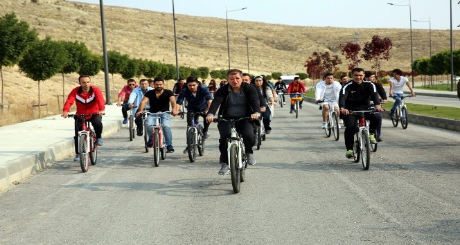 Rektör ve öğrenciler sağlıklı yaşam için pedal çevirdi