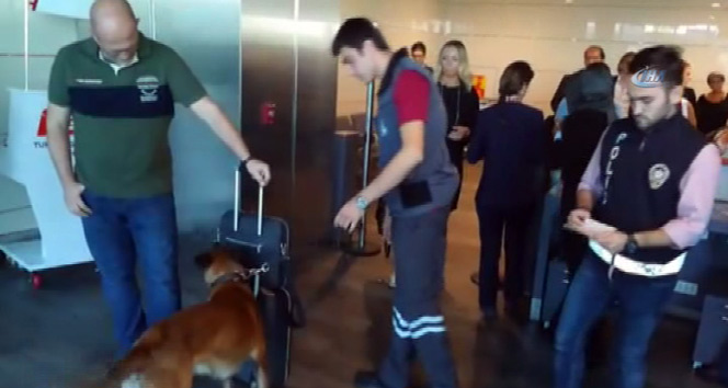 Avusturya&#039;ya giden yabancı yolculara köpekli arama!