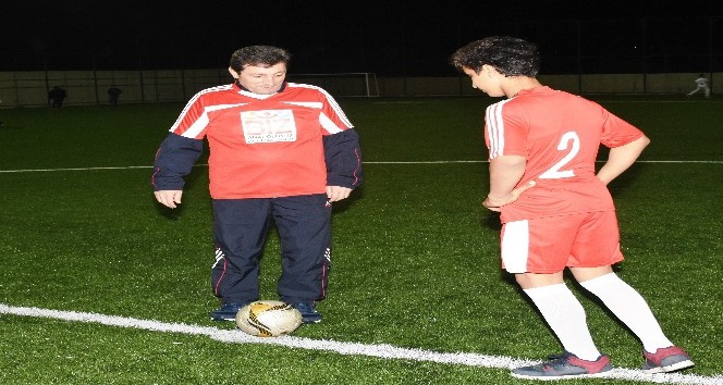 Çanakkale Valisi Tavlı, Diyarbakır’dan gelen öğrencilerle maç yaptı