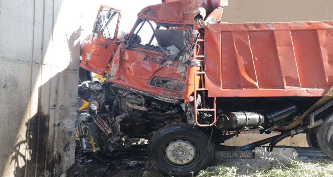 Hızını alamayan belediye kamyonu köprü ayağına çarptı: 1 ölü