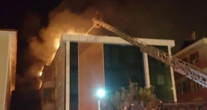 Erzincan&#039;da çatı katı alev aldı