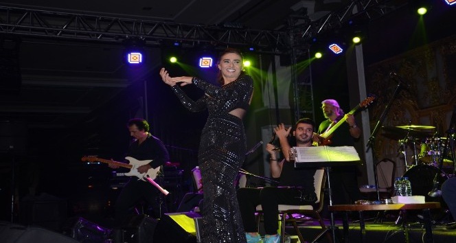 Yıldız Tilbe İzmir’de konser verdi