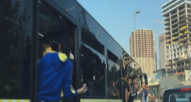 Fenerbahçe taraftarı belediye otobüsünün camlarını kırdı