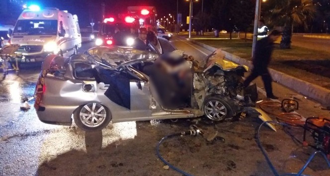 Otomobil tıra çarptı: 2 ölü, 2 ağır yaralı