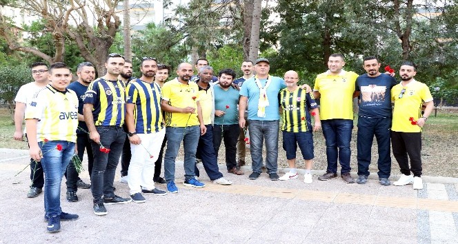 Fenerbahçeli taraftarlardan Mersin’deki bombalı saldırı yerine karanfil