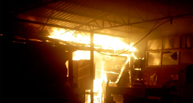 Zonguldak&#039;ta kereste fabrikası alev alev yandı