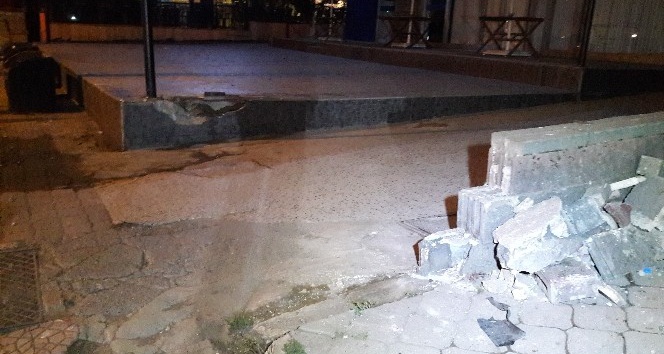 Bağdat Caddesi’nde araç kaldırıma çıktı: 4 yaralı