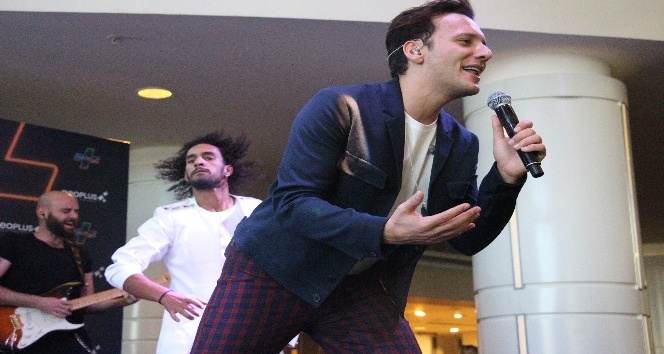 Edis, NeoPlus’ta sevenleriyle buluştu