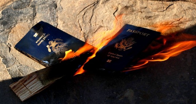 ABD’ye kızdı, çocuklarının pasaportlarını yaktı