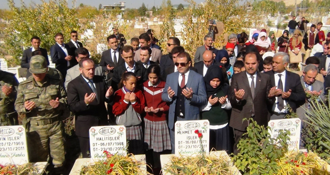 Depremde hayatını kaybedenler mezarları başında anıldı