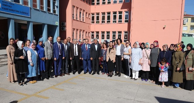 Başkan Karaosmanoğlu, Körfez’de spor salonu ve satranç sınıfı açtı