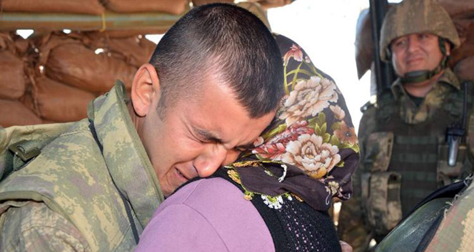 Sınırda nöbet tutan askerle ailesinin duygulandıran buluşması