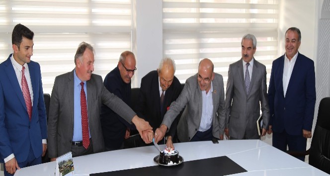 Türkiye’nin en yaşlı ozanına sürpriz doğum günü pastası