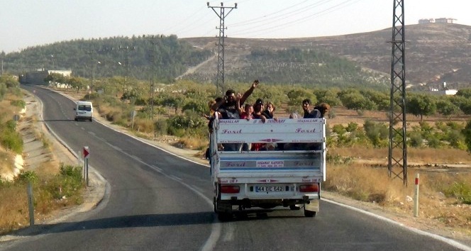 Kamyonet kasasında tehlikeli yolculuk
