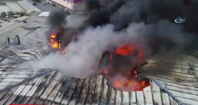 Beylikdüzü&#039;nde alev alev yanan fabrika havadan görüntülendi