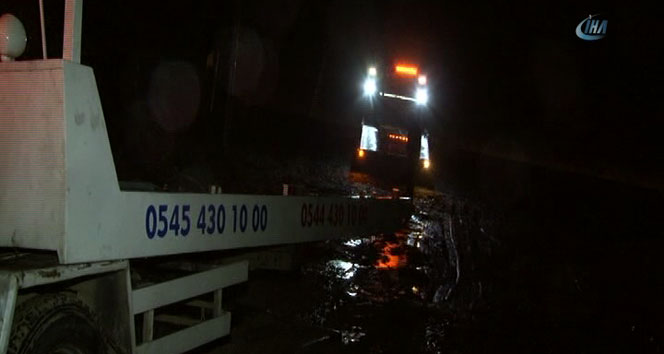 Arnavutköy&#039;de araçlar, sel nedeniyle yolda mahsur kaldı