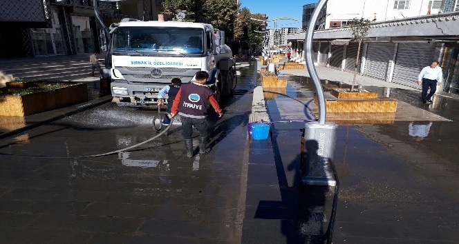 Şırnak Belediyesi cadde ve sokakları yıkıyor