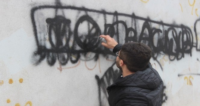 Okul duvarında açık adres: ‘Torbacı 100 metre’