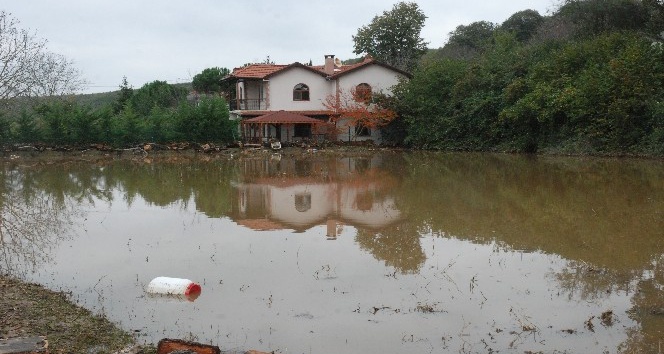 Çatalca’da evleri sular altında kalan vatandaşlar yetkililerden yardım bekliyor