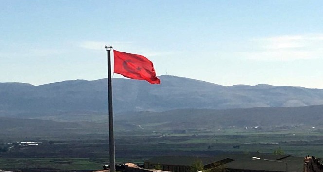 Hatay’daki 12. Hawk Batarya Komutanlığına dev Türk bayrağı asıldı