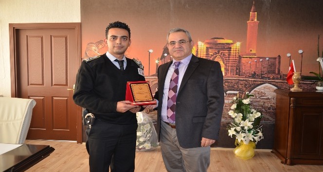 Duyarlı güvenlik görevlisine teşekkür plaketi