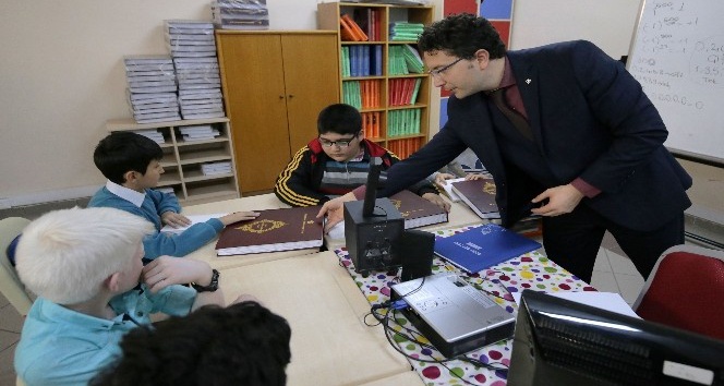 Türkiye Diyanet Vakfından görme engelli öğrencilere Kuran-ı Kerim hediyesi