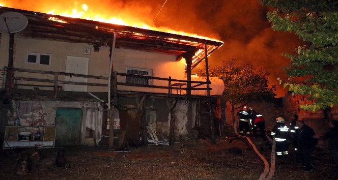 Yozgat’ta tandır fırınında çıkan yangın 3 eve sıçradı