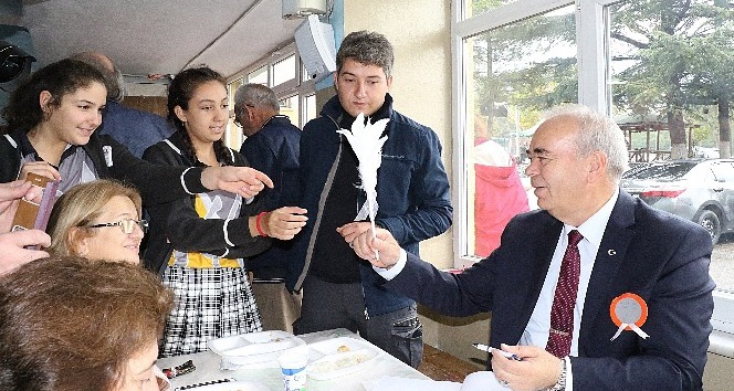 Eski Hava Kuvvetleri Komutanı Ünal, 50 yıl sonra ortaokul sıralarında