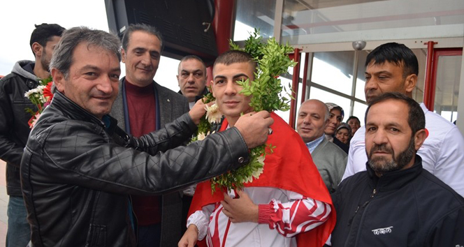 Avrupa Fatihi boksöre coşkulu karşılama