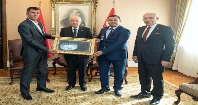 Arıcılardan Bahçeli’ye “petekten tablo”