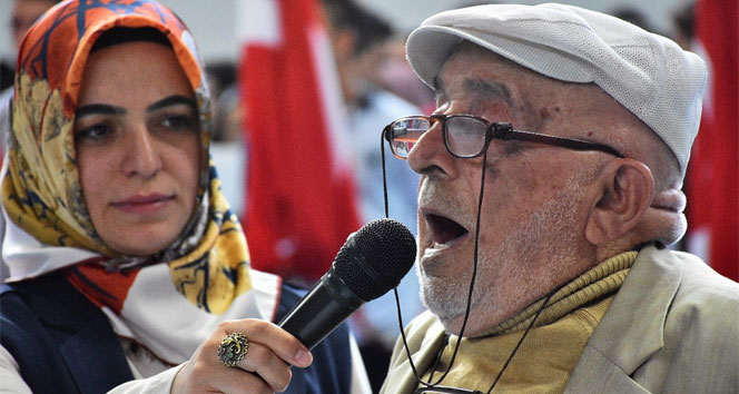 Tosya’da 90 yaşındaki yaşlı adam Cumhuriyet Bayramı’nda şiir okudu